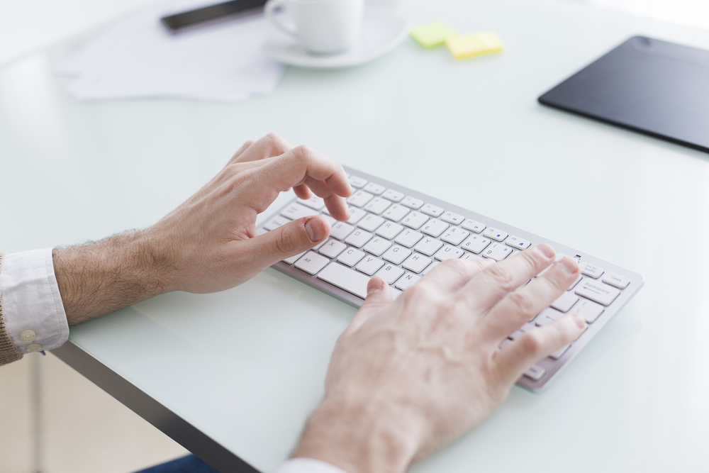 recortar-las-manos-cerca-del-teclado (1)