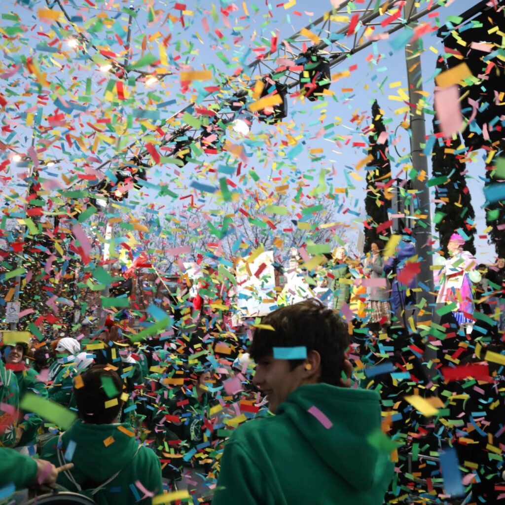 Más de 1.000 vecinos llenan de color el Gran Desfile de Carnaval de Alcobendas