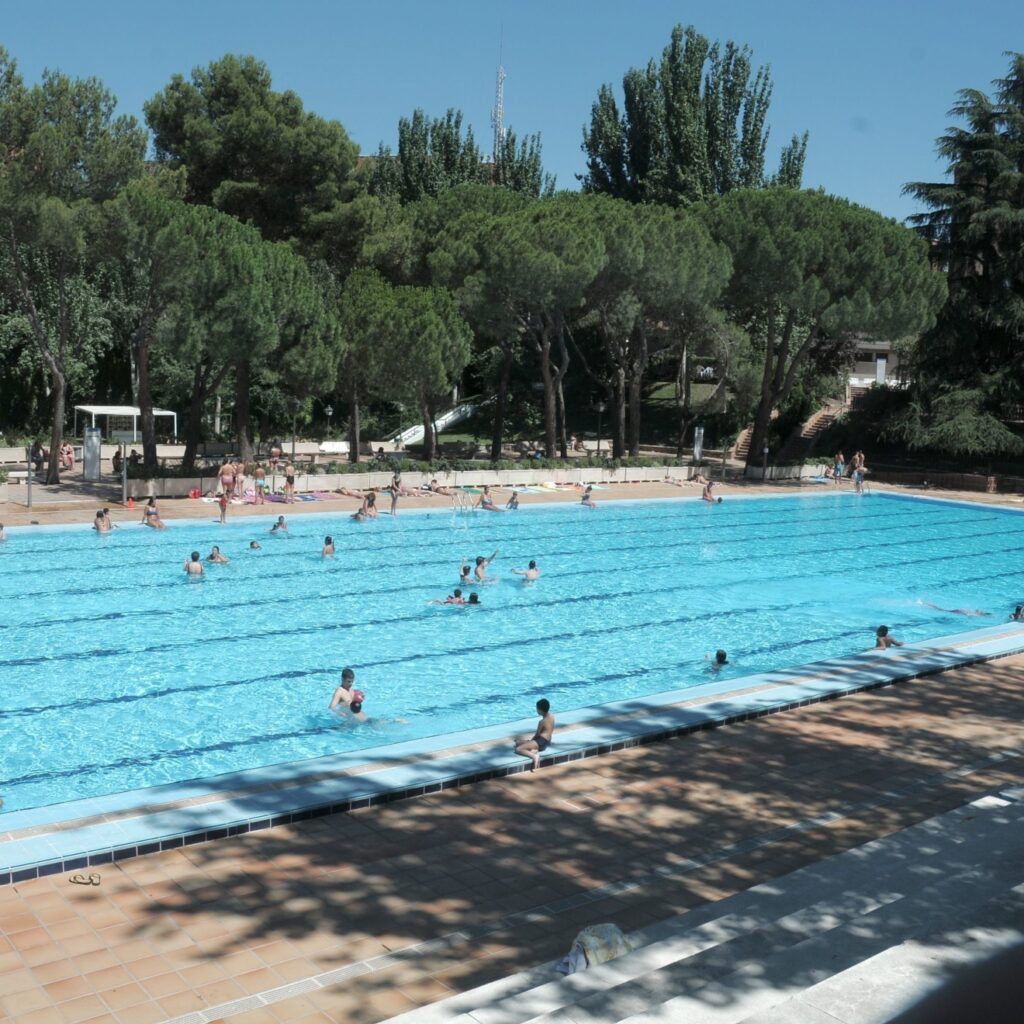 Madrid estrena la temporada de piscinas el 15 de mayo: guía de precios, horarios y novedades