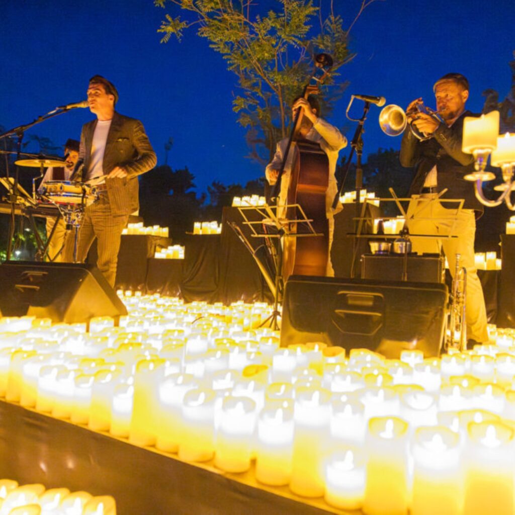 Tres Cantos ilumina La Rosaleda con más de 2.000 velas y música en directo en su cita cultural más mágica