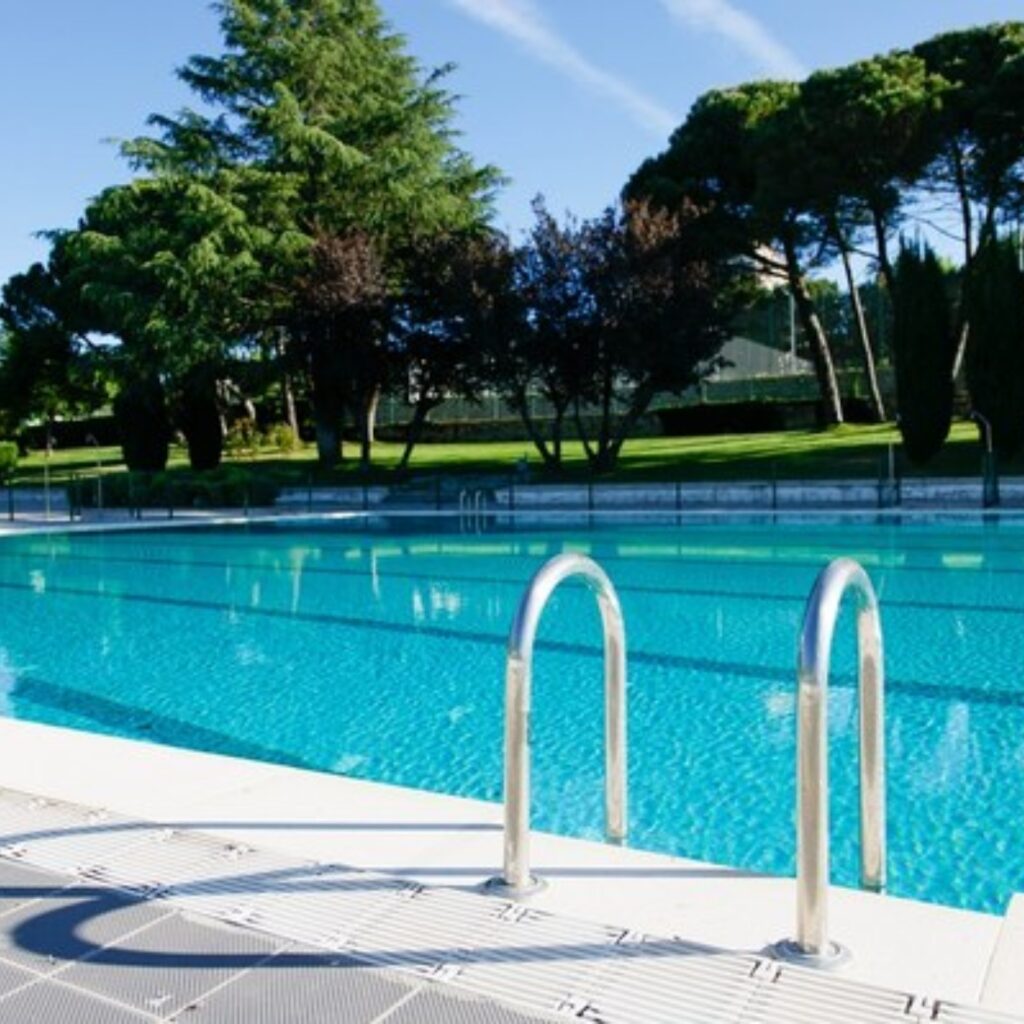 Guía de la Piscina de Verano en Colmenar: horarios, abonos y servicios de Bibliopiscina